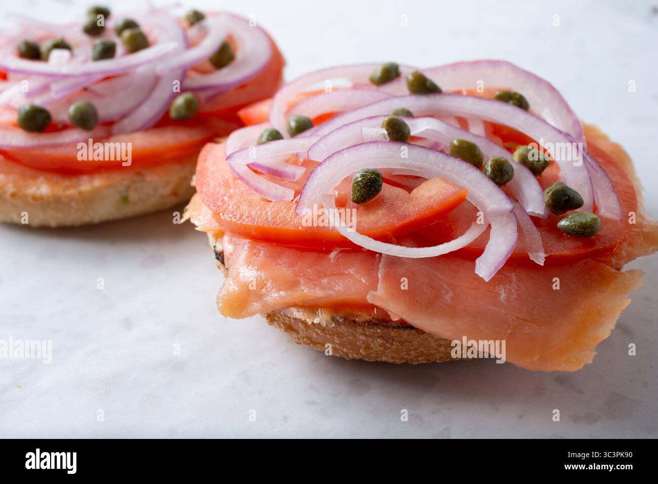 Una vista di un lox bagel a faccia aperta. Foto Stock