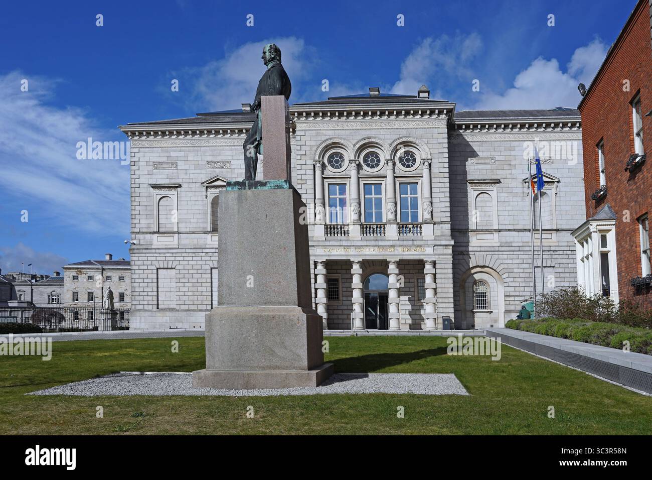 Dublino, Irlanda, all'esterno della National Gallery of Ireland, con la statua del suo fondatore Foto Stock