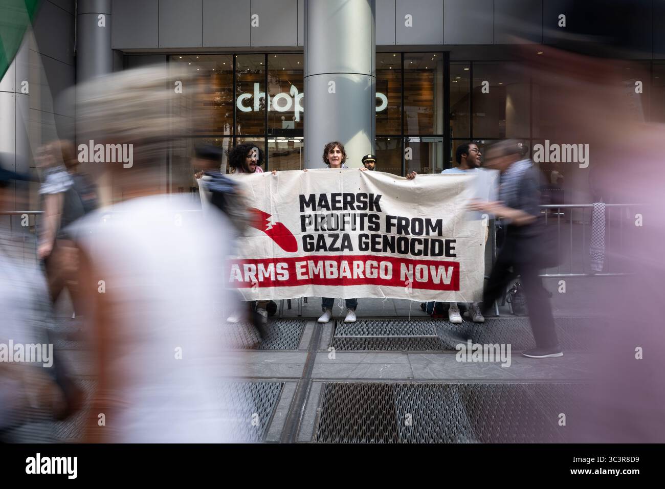 I manifestanti chiedono un embargo sulle armi contro il picchetto israeliano fuori dall'ufficio di New York City Maersk al 2 Grand Central Tower. Foto Stock