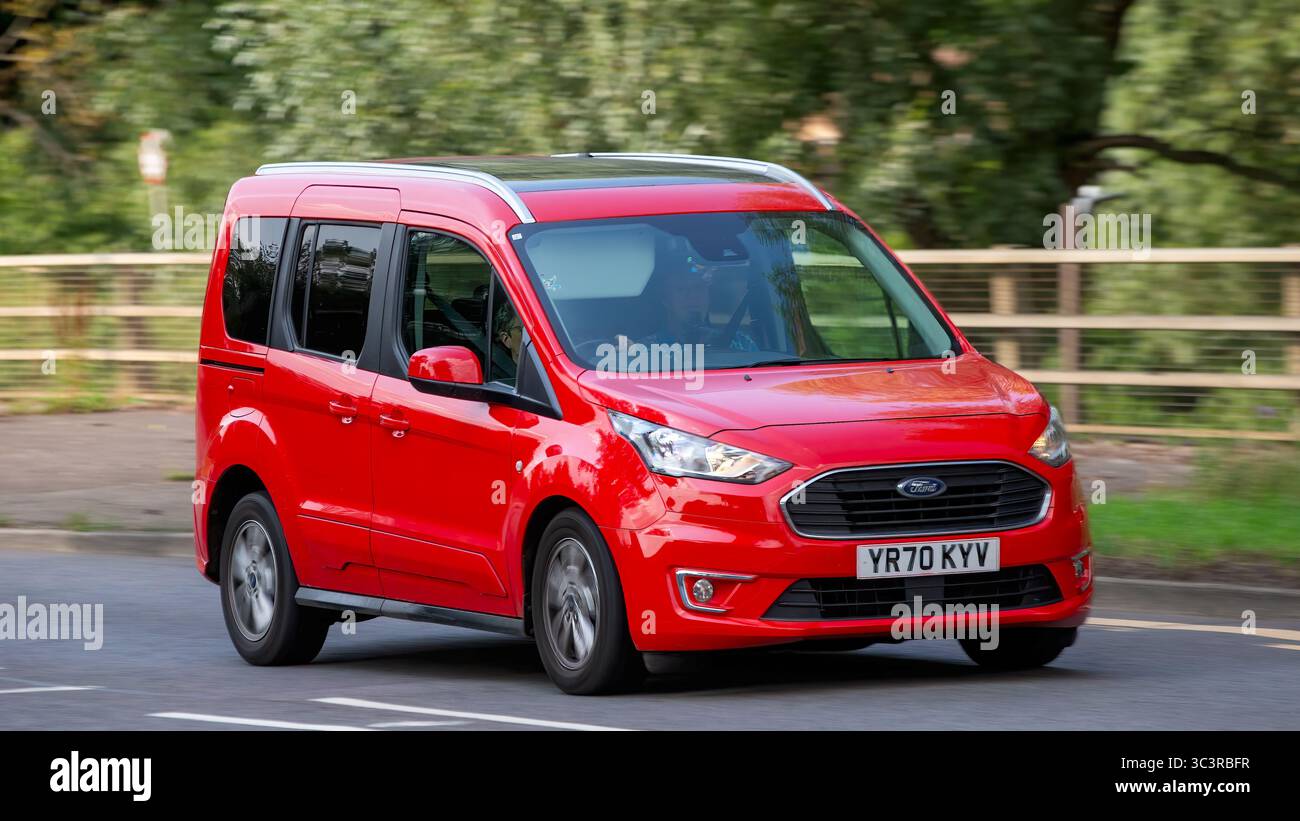 Milton Keynes,Bucks,UK - 27 luglio 2025: 2020 auto derivata da furgone Ford Tourneo Connect rossa su una strada britannica Foto Stock