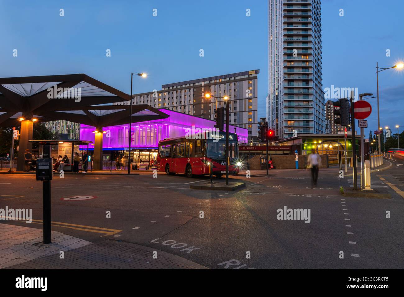 Stazione della metropolitana di Tottenham Hale con Routemaster rossi di notte, Londra Foto Stock