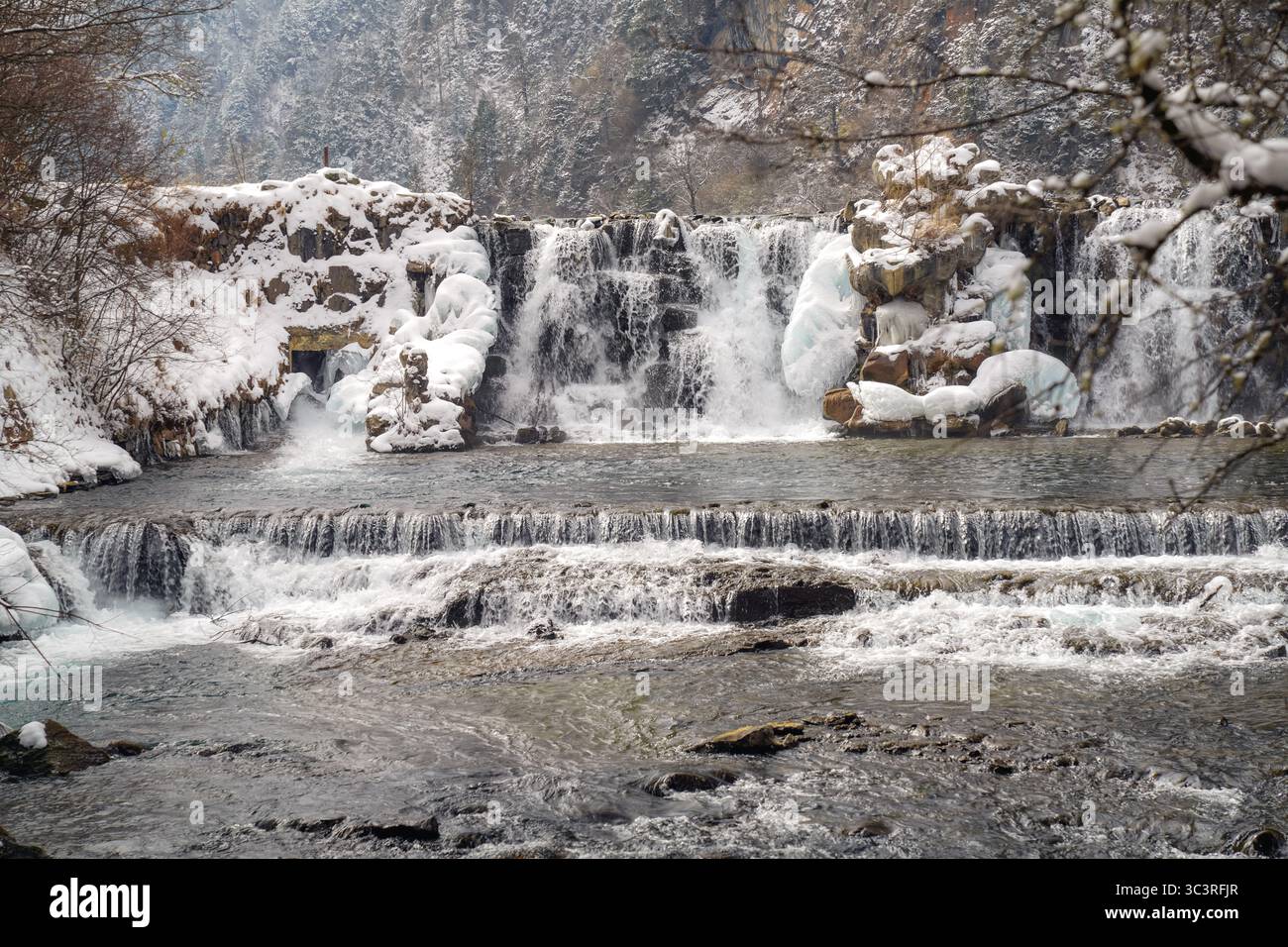 Vista sulla natura della neve e sulle cascate in inverno presso il lago Long Wang hai o il lago King Dragon a Bipenggou, Cina Foto Stock