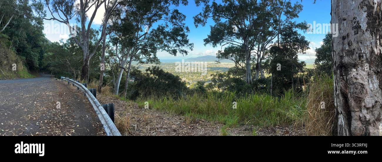 Vista panoramica della città costiera di Cairns dal bosco Lake Morris Rd, Dinden National Park, Queensland, Australia - Immagine stock catturata con smartphone