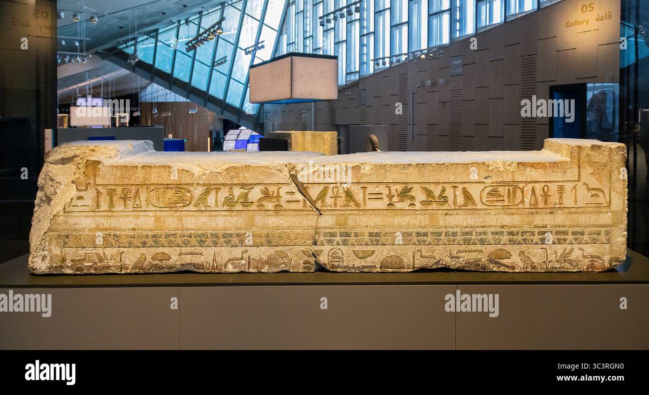 Egitto, Cairo, Grand Egyptian Museum, parte di una cornice di finestra, dal tempio funerario di Unas, Saqqara. Foto Stock