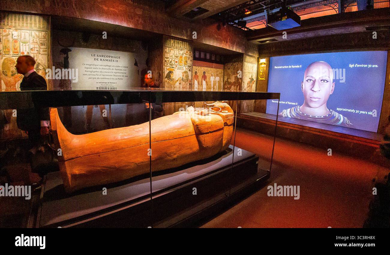 Egitto, Museo Nazionale della civiltà Egizia: La mostra delle mummie reali di solito mostra la bara di Ramses II, qui fotografata a la Villette. Foto Stock