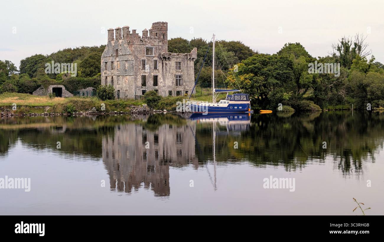 Storico castello di Menlo e barca riflessi nel fiume Corrib, Galway, Irlanda, edifici e sfondo architettonico, punto di riferimento Foto Stock