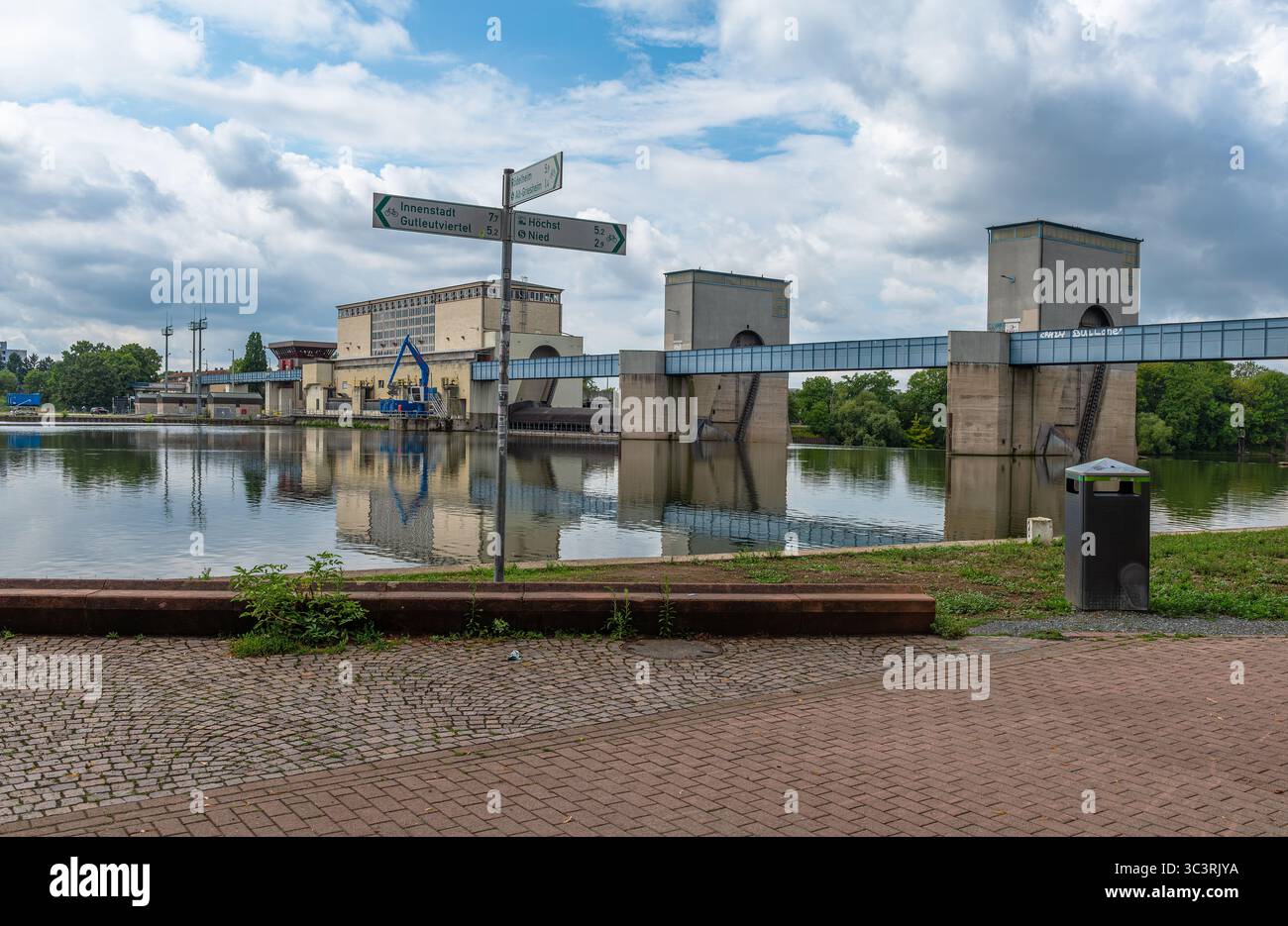 Weir e chiuso a Francoforte-Griesheim, Assia, Germania Foto Stock