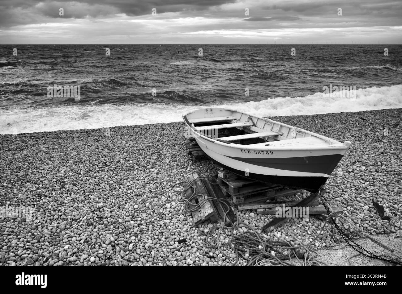 Barca, barca a remi, si trova sulla spiaggia, spiaggia di ciottoli, Etretat, mare, nuvole, bianco e nero, Normandia, Seine-Maritime, Francia Foto Stock
