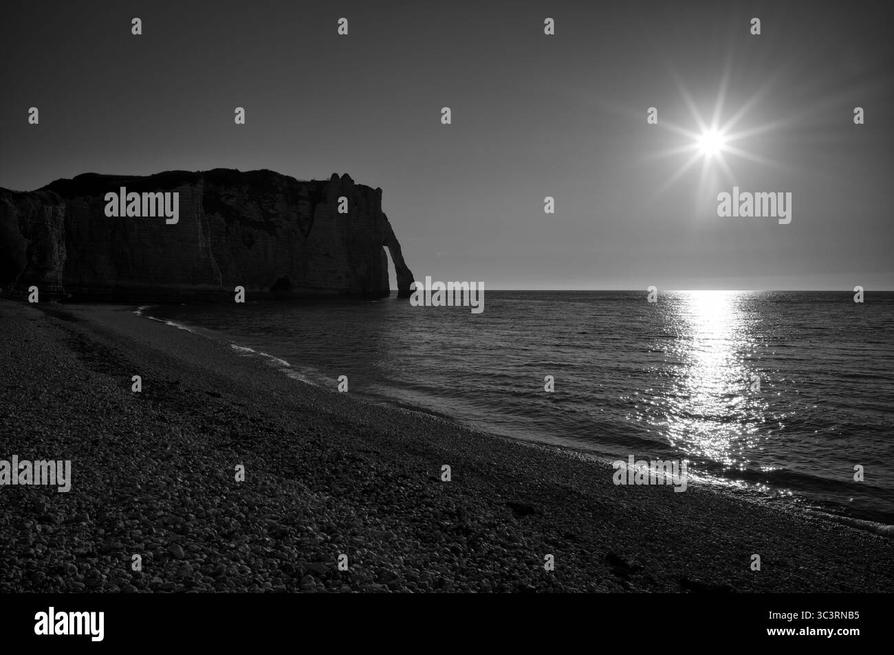 Spiaggia, spiaggia di ciottoli, arco roccioso Falaise o porte d'Aval, Etretat, mare, costa ripida, scogliere, scogliere di gesso, costa di alabastro, la Cote d'Albatre, backli Foto Stock
