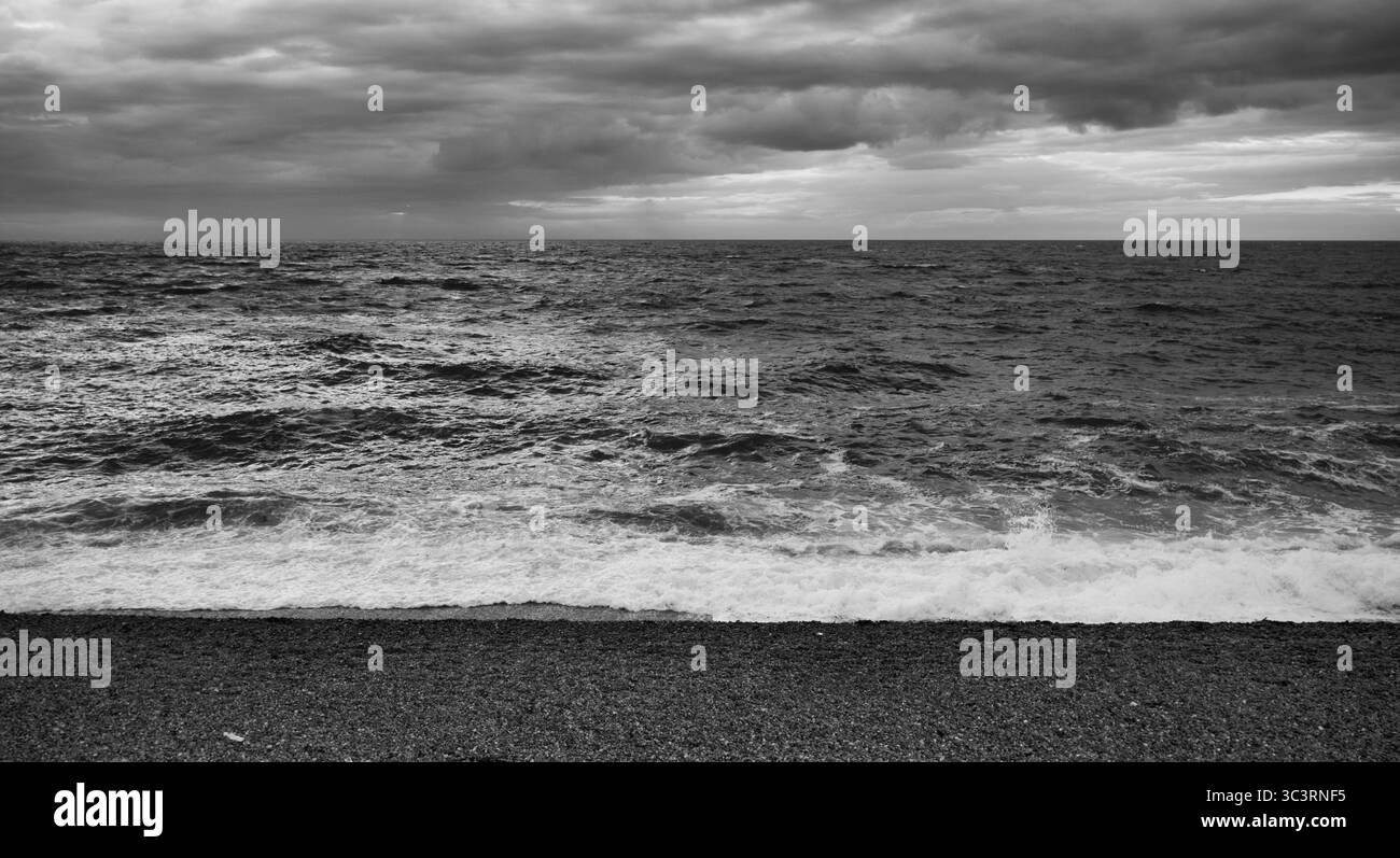 Surf, spiaggia, spiaggia di ciottoli, Etretat, mare, nuvole, bianco e nero, Normandia, Senna marittima, Francia Foto Stock