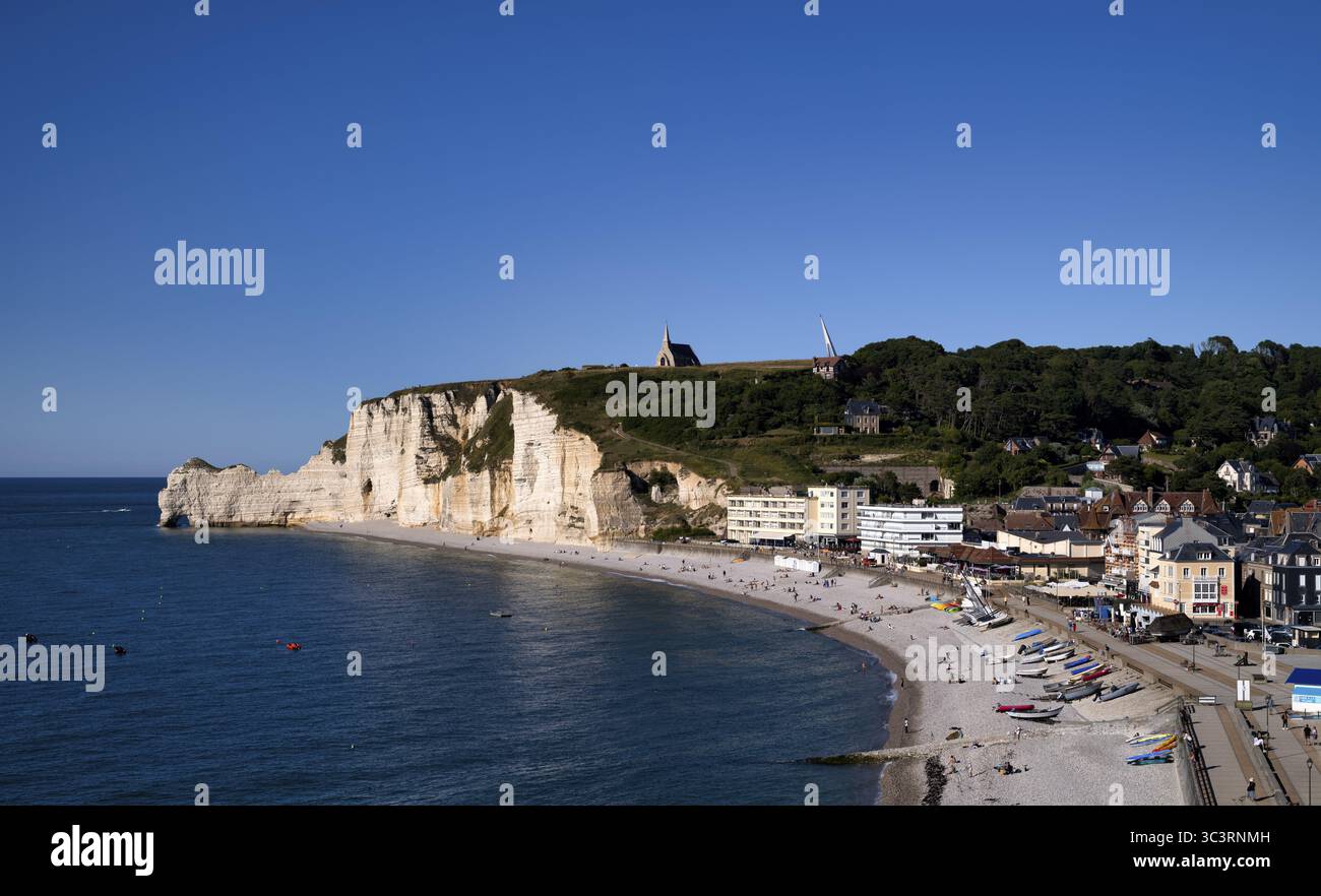 Arco roccioso Falaise o porte d'Amont, spiaggia, dietro di esso monumento in onore degli aviatori francesi Francois coli e Charles Nungesser, chiesa Chapelle N Foto Stock