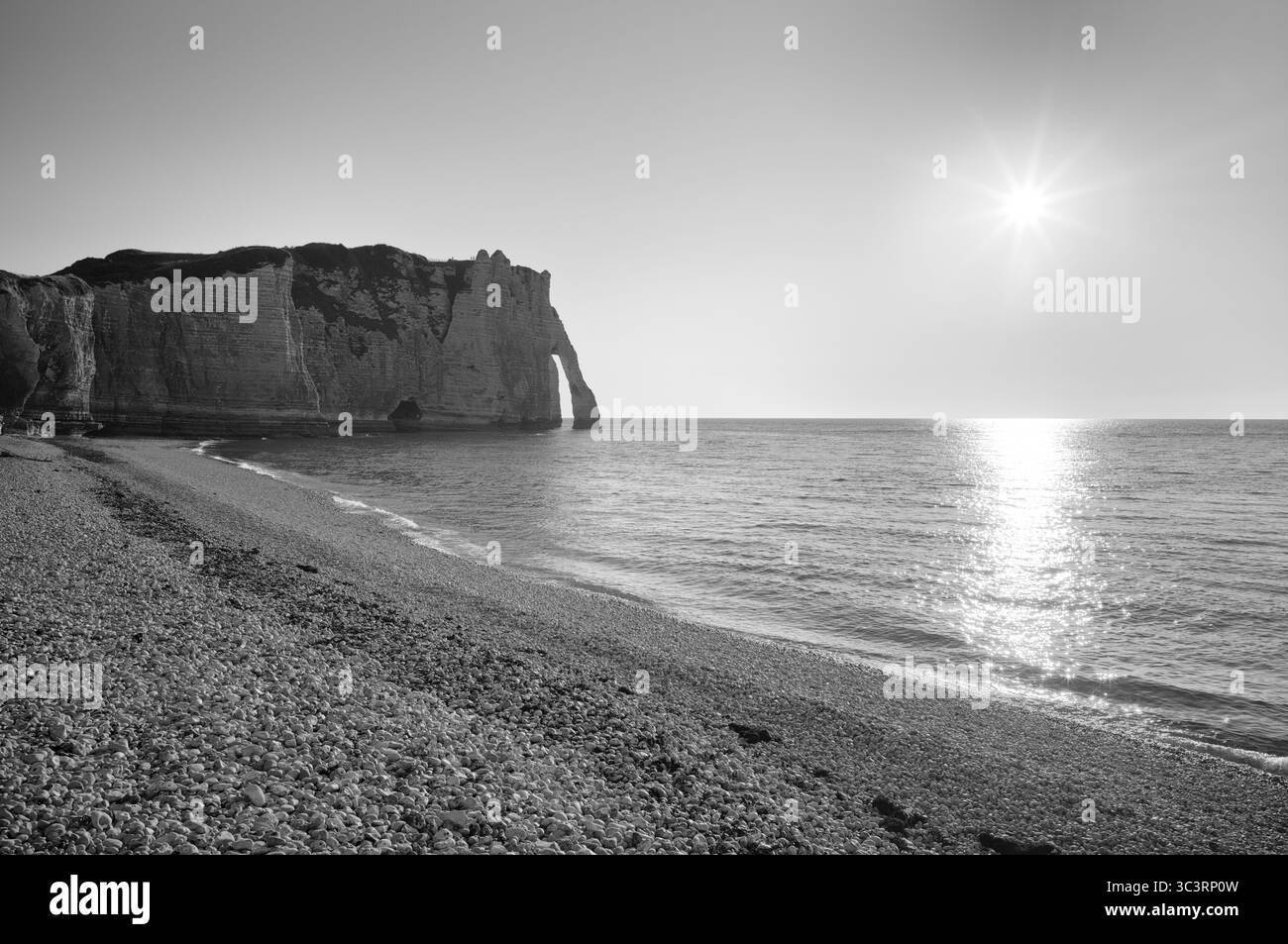 Spiaggia, spiaggia di ciottoli, arco roccioso Falaise o porte d'Aval, Etretat, mare, costa ripida, scogliere, scogliere di gesso, costa di alabastro, la Cote d'Albatre, tramonto Foto Stock