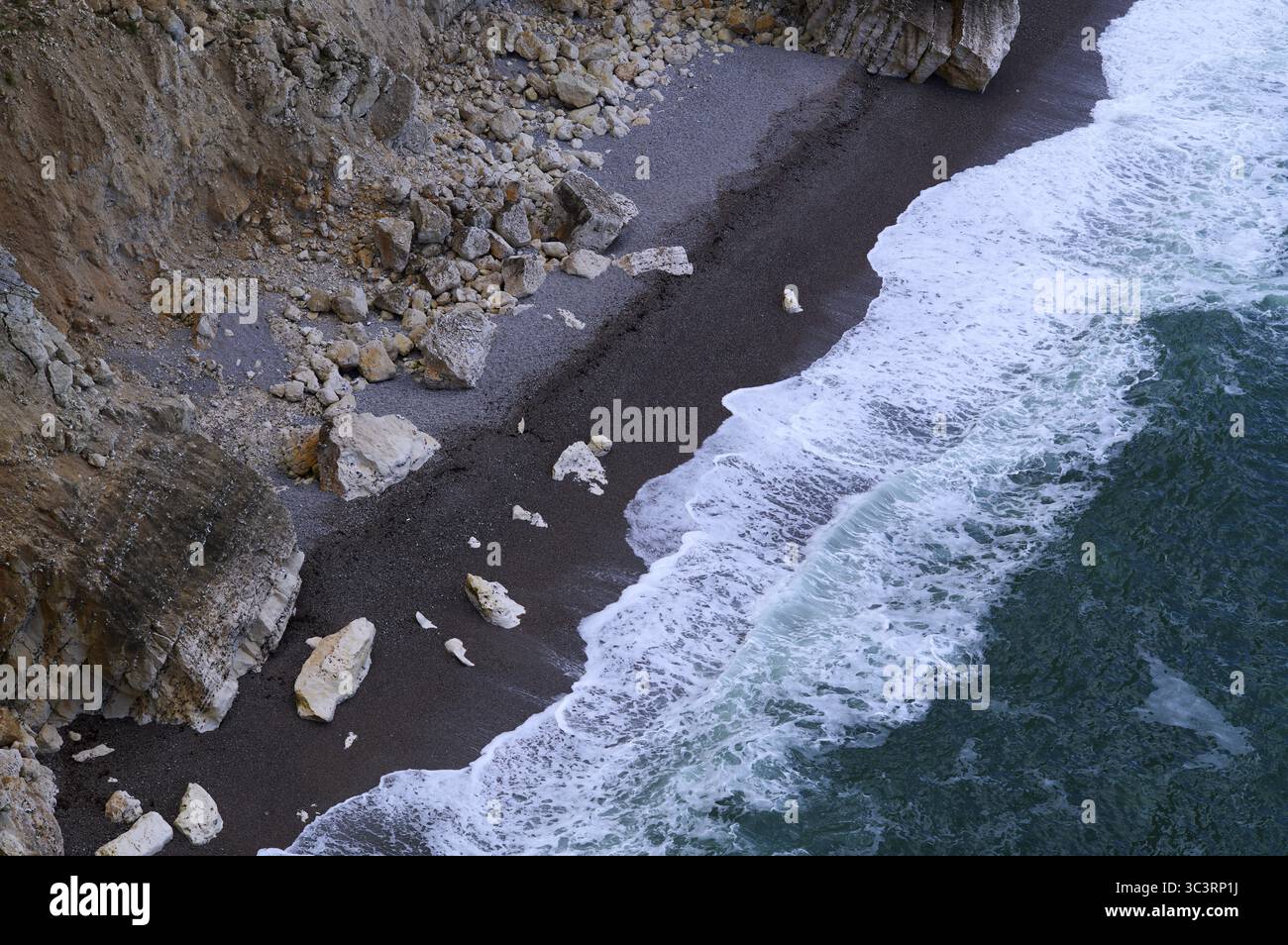 Vista dall'alto della spiaggia, della cascata rocciosa, di Etretat, di Nrandung, del mare, scogliere, scogliere, scogliere di gesso, costa alabastro, la Cote d'Albatre, Normandia, Seine-Marit Foto Stock