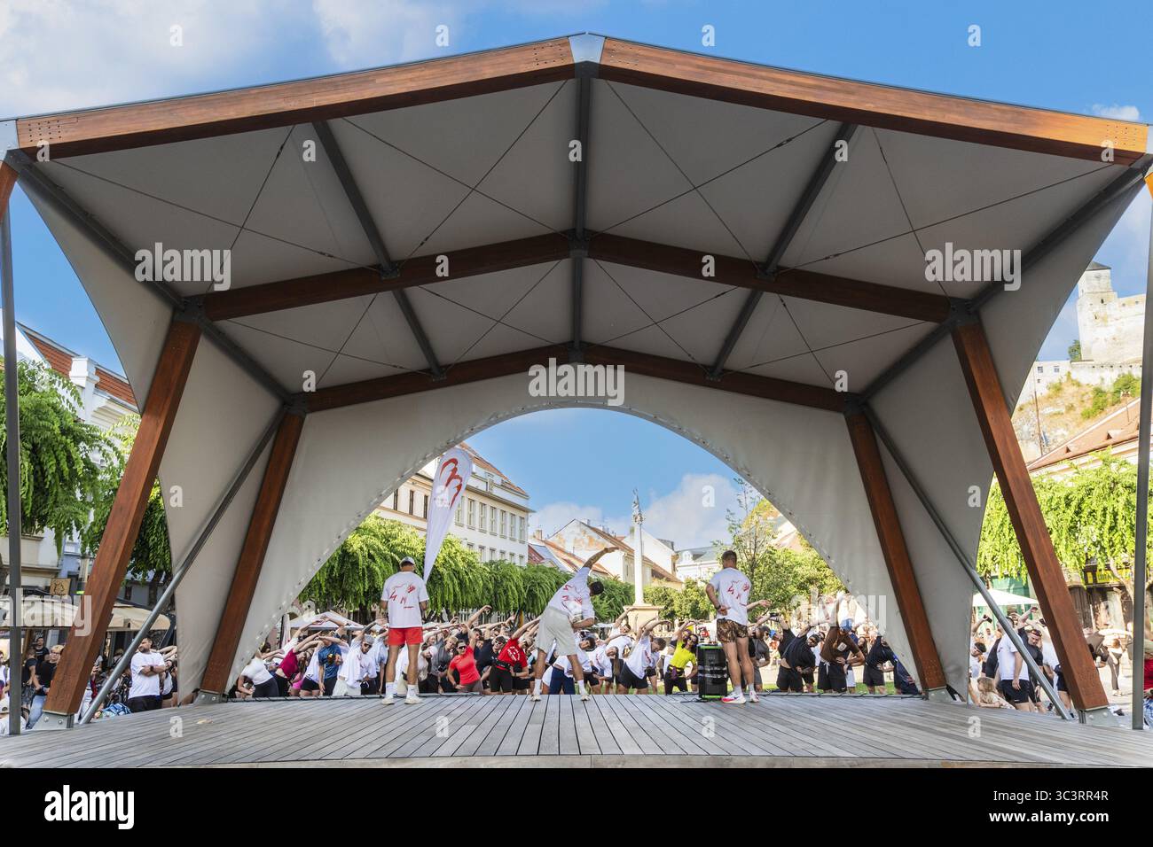 Un evento organizzato da un centro fitness locale si svolge su un palco in Peace Square, capitale della cultura 2026, TrenDin, Slovacchia Foto Stock