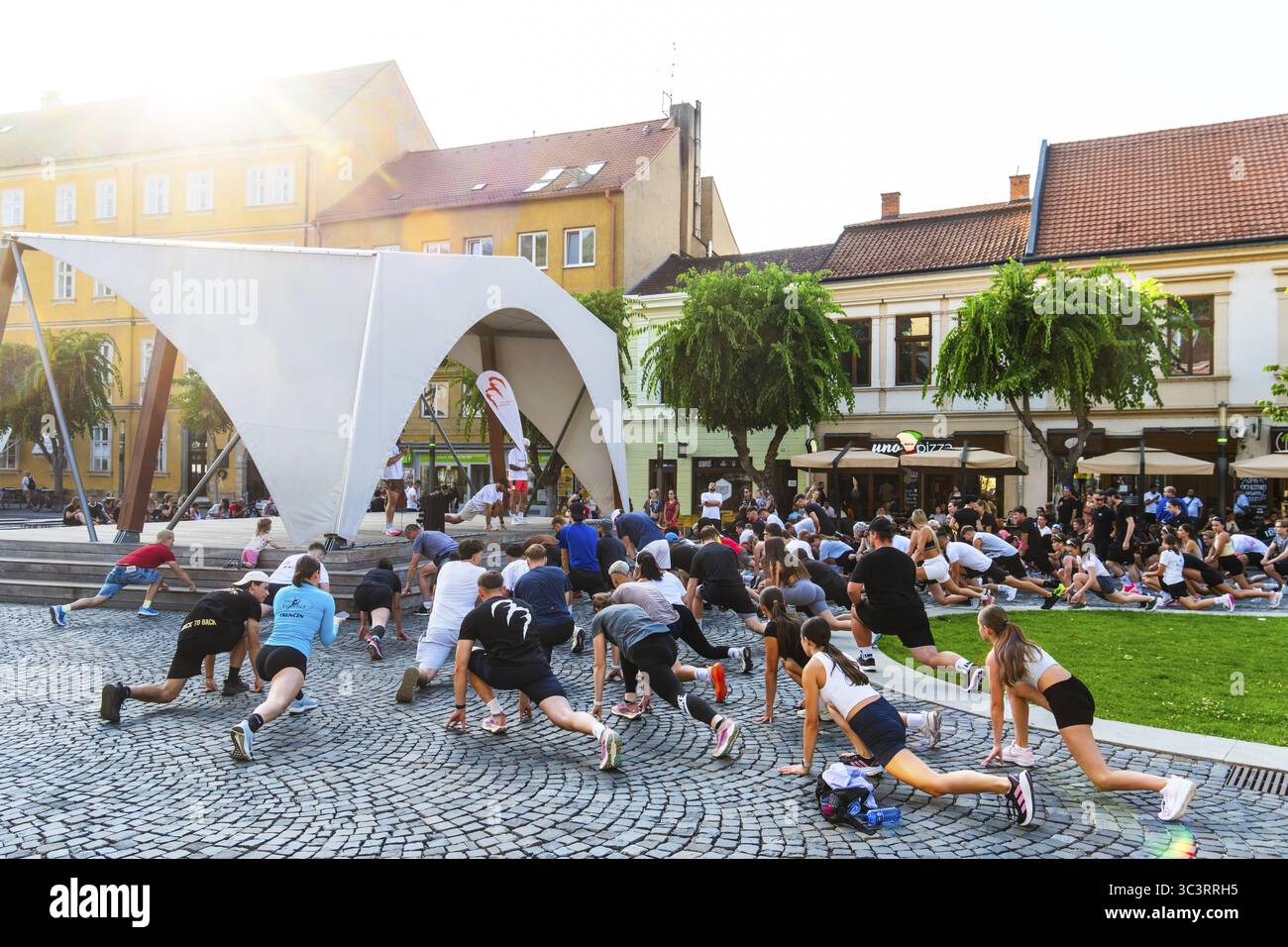 Un evento organizzato da un centro fitness locale si svolge su un palco in Peace Square, capitale della cultura 2026, TrenDin, Slovacchia Foto Stock