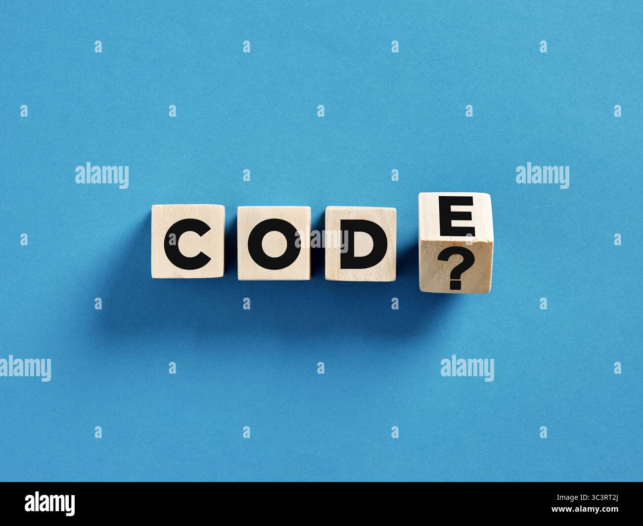 Hacking di codice, cybercrimine, cyberattacco e concetto di dark web. Cubi di legno con il codice della parola e il punto interrogativo. Foto Stock