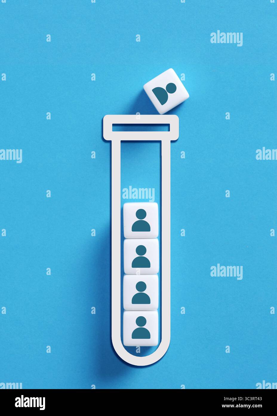 Cubi con simboli di persone che cadono in una provetta su sfondo blu. Perdita di dipendenti o ricerche sui dipendenti. Foto Stock