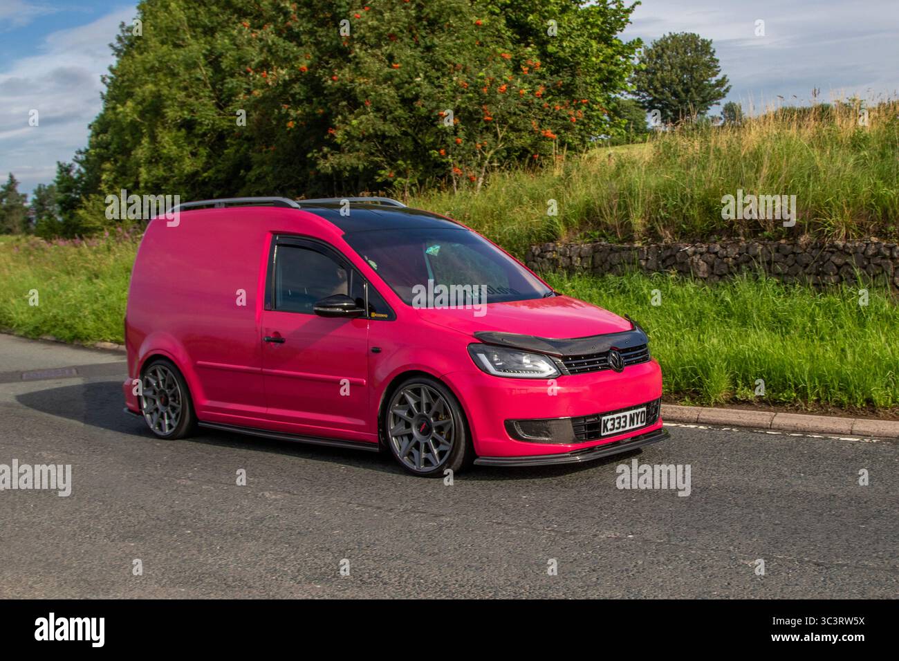 2011 VW Volkswagen Caddy C20 Bluemotion TDI 75 Bluemotion SWB Start/Stop LCV Panel Van Diesel 1598 cc; alla fiera Wheels Up North Weekender vintage Classic and performance, collezionisti e appassionati. Crooklands, Kendal, Regno Unito Foto Stock