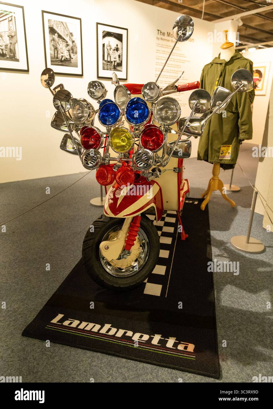Classic Customized lambretta alla mostra Mod alla Beecroft Gallery, Southend-on-Sea, Essex © Clarissa Debenham (Film Free Photography) / Alamy Foto Stock