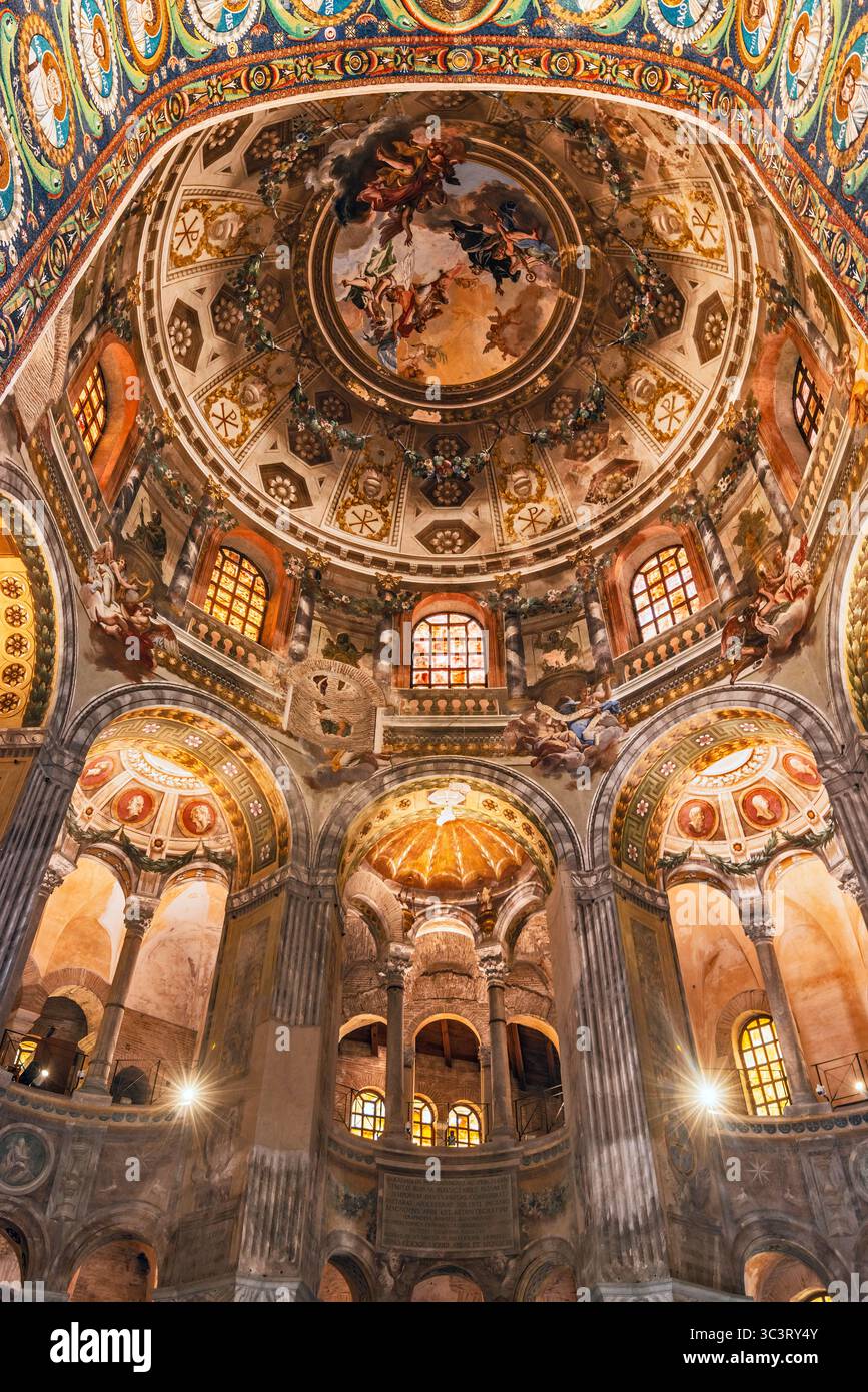 Affreschi barocchi, settecenteschi all'interno della cupola della Basilica di San vitale, vi secolo, stile bizantino, a Ravenna, regione Emilia-Romagna, Italia Foto Stock