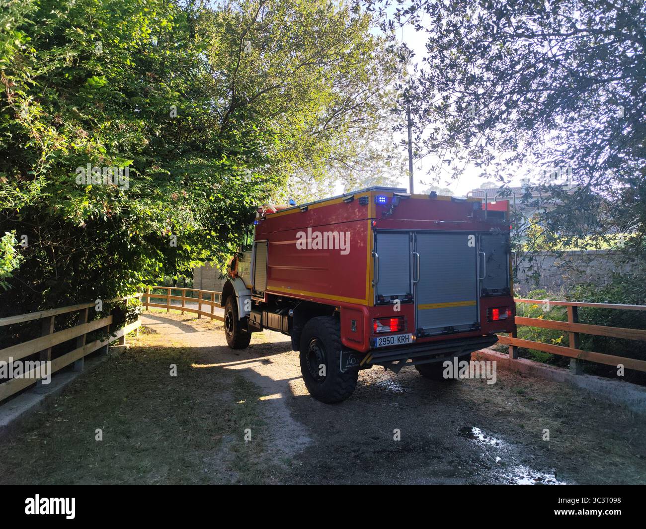 Pontevedra, Galizia, Spagna, 07 26 2025: Camion dei pompieri al lavoro Foto Stock