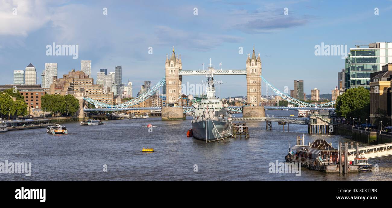 Fiume Tamigi, Tower Bridge e HMS Belfast a Londra, Regno Unito Foto Stock