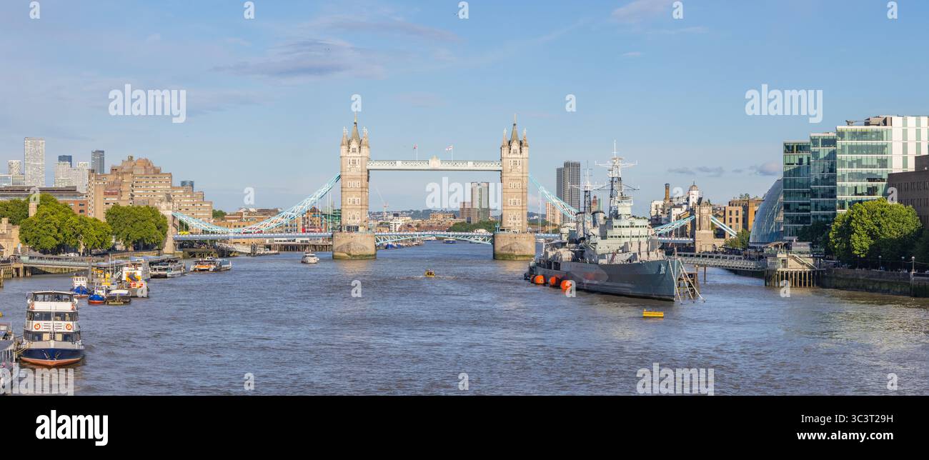 Fiume Tamigi, Tower Bridge e HMS Belfast a Londra, Regno Unito Foto Stock
