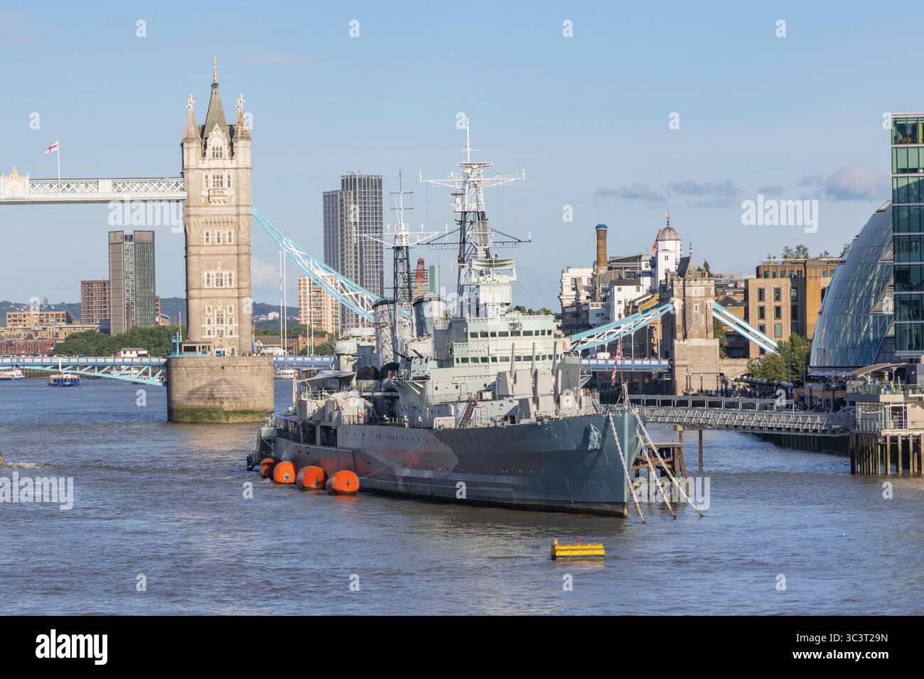 Fiume Tamigi, Tower Bridge e HMS Belfast a Londra, Regno Unito Foto Stock