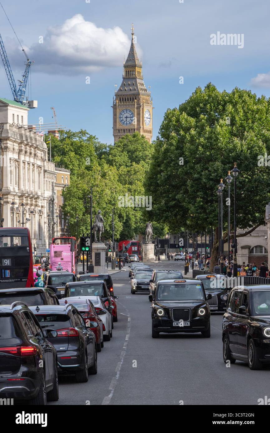 Vista sulla strada di Londra con Big Ben Foto Stock