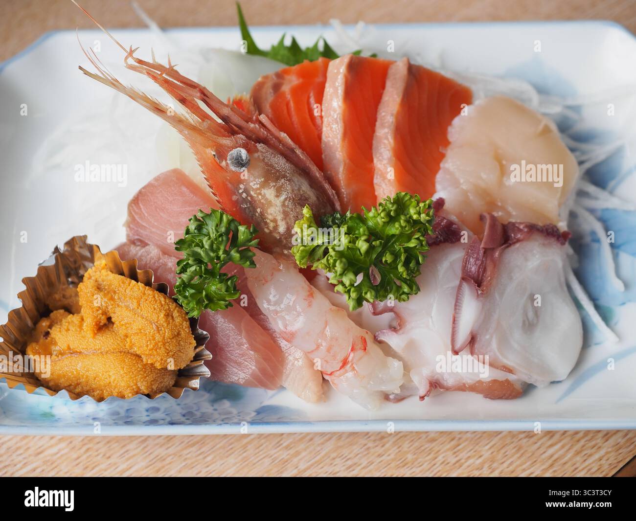 Sashimi Set - una prelibatezza giapponese composta da pesce crudo e frutti di mare Foto Stock