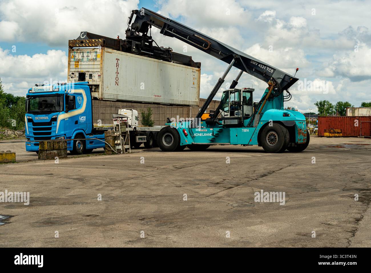 Camion che consegna un contenitore di raffreddamento per il trasporto mondiale di prodotti freschi, pronto per un nuovo carico di carico sul terminal Fruit Warf e sui moli di Merwe Harbour, Rotterdam, Paesi Bassi. Foto Stock