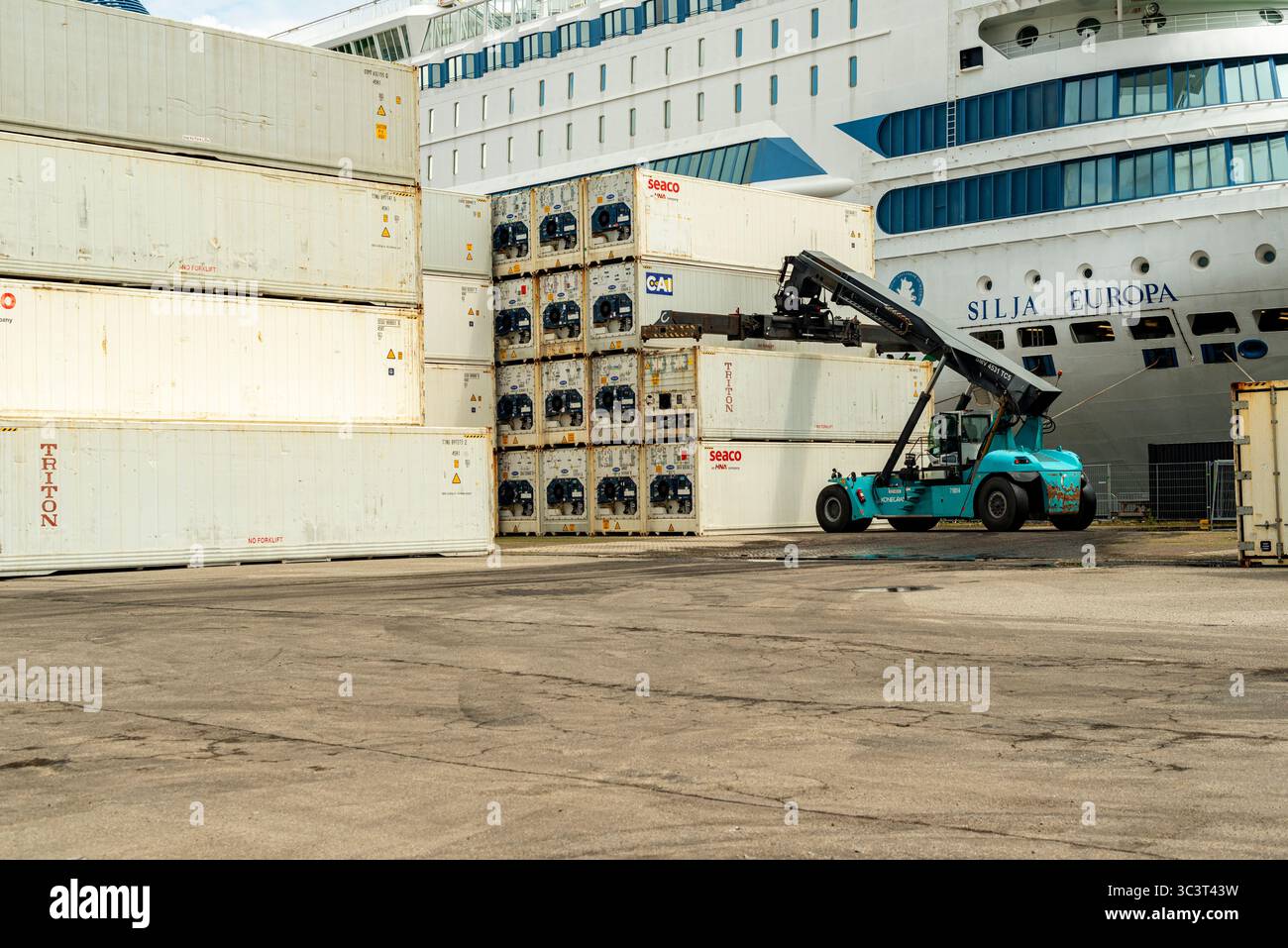 Contenitori di raffreddamento impilati per il trasporto mondiale di prodotti freschi, fermi inattivi, in attesa di nuovo carico sul terminal e sui moli Fruit Warf a Merwe Harbour, Rotterdam, Paesi Bassi. Foto Stock