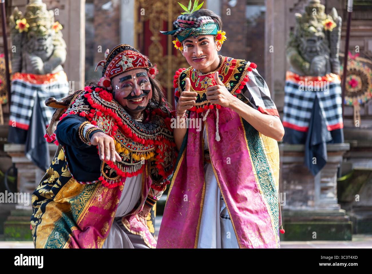 Denpasar, Indonesia - 28 marzo 2019: Spettacolo di danza dei personaggi di Barong, danza tradizionale balinese Foto Stock