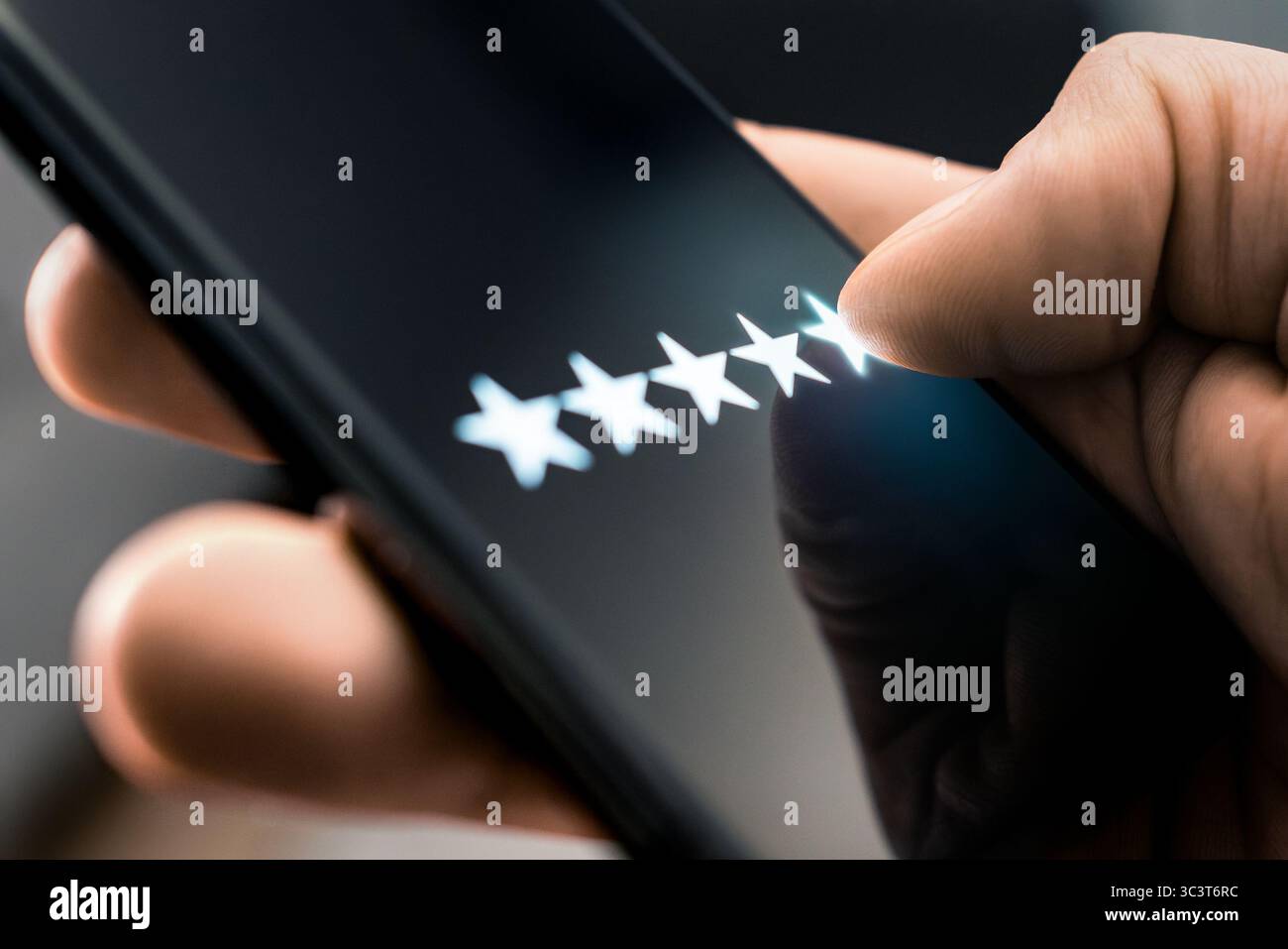 Recensione e valutazione a 5 stelle. Soddisfazione del cliente e feedback. Sondaggio online. Buona esperienza con un servizio o un prodotto di alta qualità. Un'opinione positiva. Foto Stock