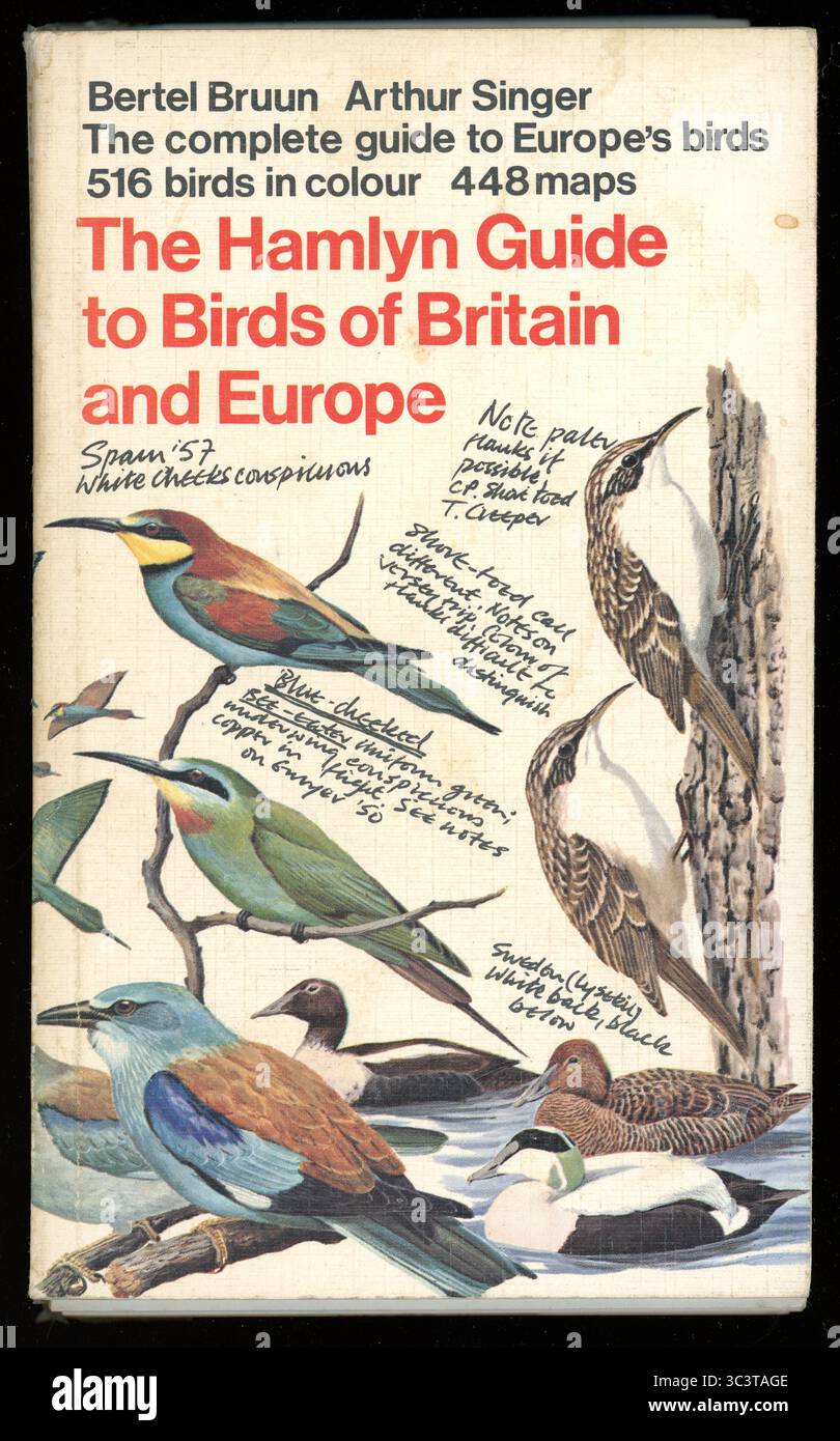 Libro cartaceo retro 1970 Field guide to Birds, copertina anteriore, "The Hamlyn Guide to Birds of Britain and Europe", pubblicato nel 1970, Londra, Regno Unito Foto Stock