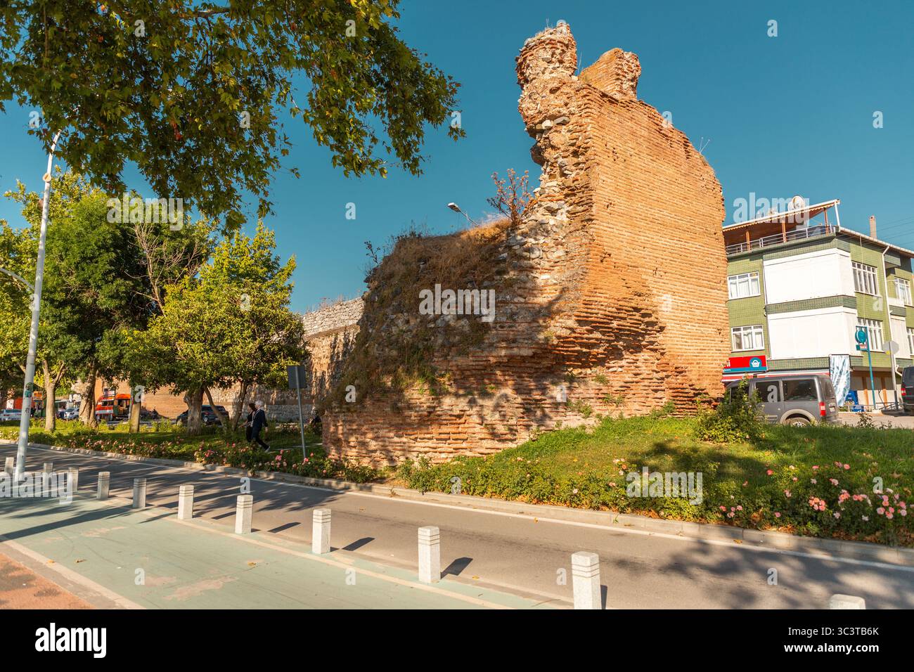 Iznik, Bursa, Turkiye - 20 luglio 2025: Spandau Boulevard che si estende lungo la costa di Iznik, provincia di Bursa, Turkiye. Foto Stock
