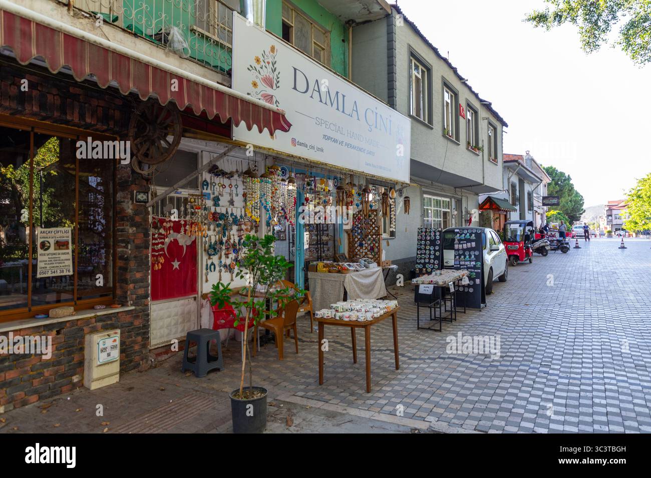 Iznik, Bursa, Turkiye - 20 luglio 2025: Oggetti di ceramica tradizionale di Iznik venduti in una boutique di ceramica a Iznik, storicamente conosciuta come Nicea, Bursa, Turkiye Foto Stock