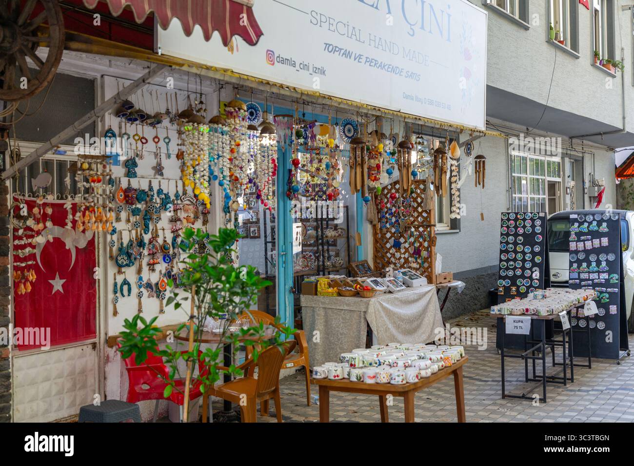 Iznik, Bursa, Turkiye - 20 luglio 2025: Oggetti di ceramica tradizionale di Iznik venduti in una boutique di ceramica a Iznik, storicamente conosciuta come Nicea, Bursa, Turkiye Foto Stock