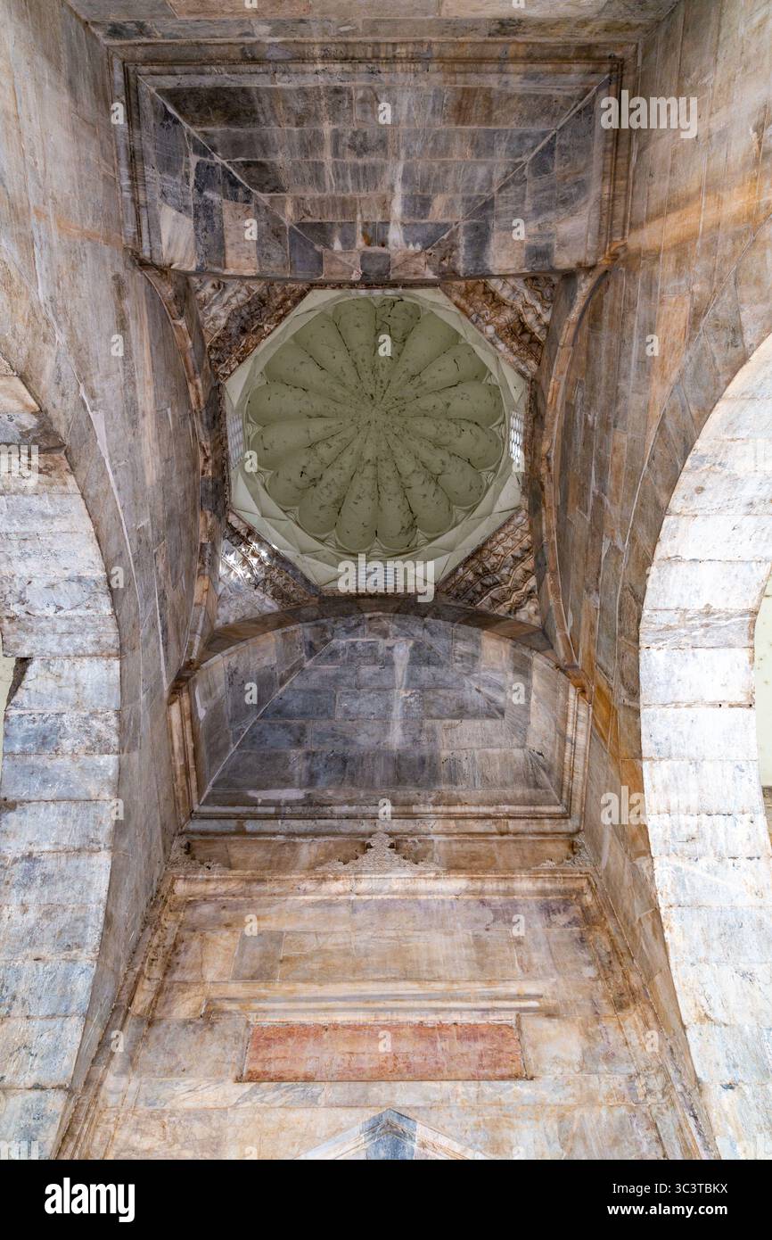 Dettagli architettonici della Moschea Verde, una storica moschea ottomana a İznik, Bursa, Turkiye. Foto Stock