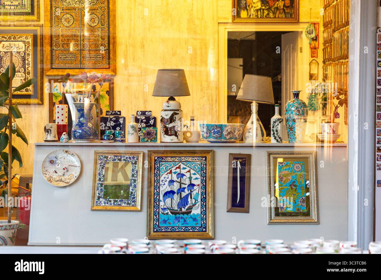 Iznik, Bursa, Turkiye - 20 luglio 2025: Oggetti di ceramica tradizionale di Iznik venduti in una boutique di ceramica a Iznik, storicamente conosciuta come Nicea, Bursa, Turkiye Foto Stock