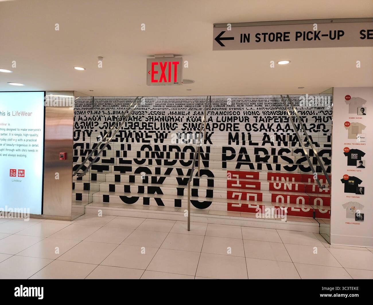 Scale all'interno del QNI QLO Flagship Store sulla Quinta Avnenue di New York Foto Stock