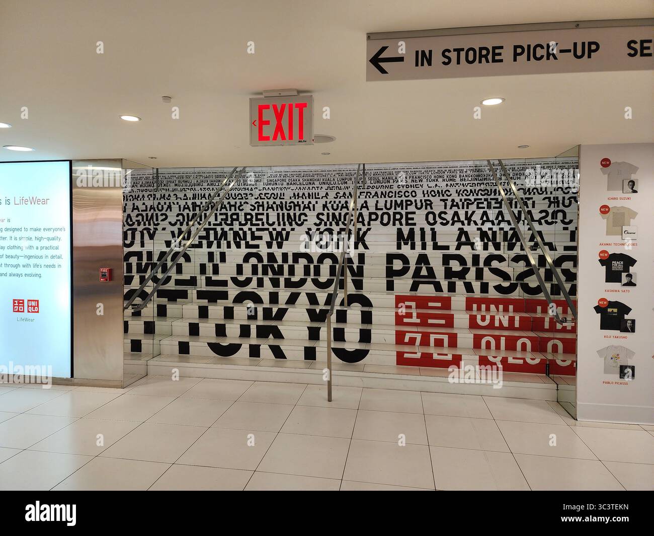 Scale all'interno del QNI QLO Flagship Store sulla Quinta Avnenue di New York Foto Stock