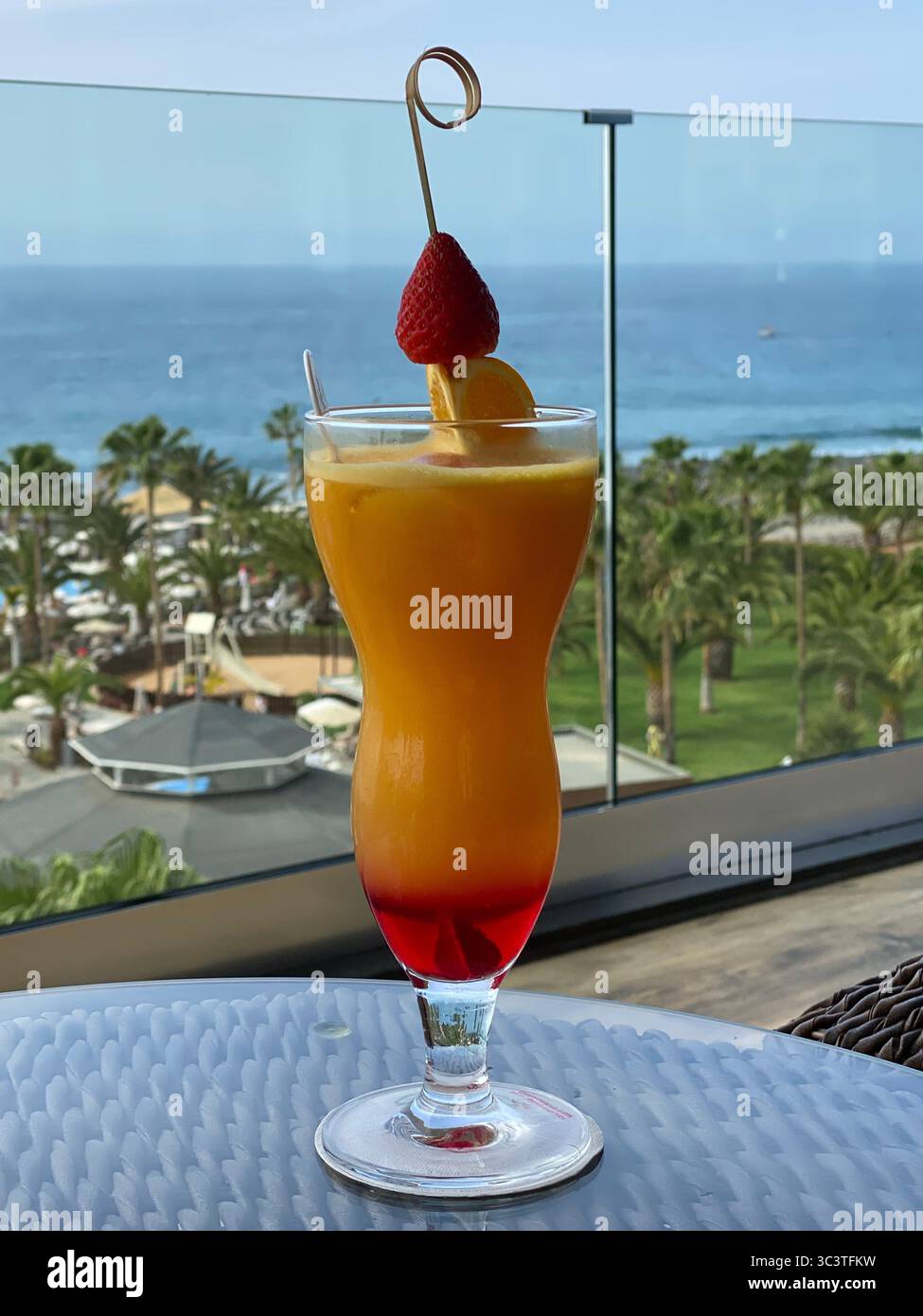 Gustate un cocktail colorato con una vista panoramica sull'oceano nelle Isole Canarie, perfetto per il relax. - Immagine stock catturata con smartphone