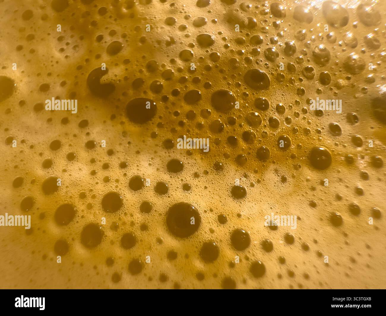 Schiuma di caffè con texture estremamente ravvicinata Foto Stock