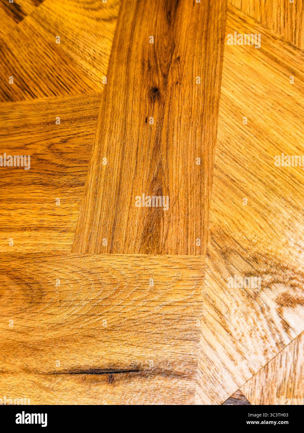 Elegante sfondo in legno a spina di pesce in Warm Tones per design digitali. Sfondo e screensaver ad alta risoluzione per telefoni, tablet, laptop e applicazioni di marketing. Fotografia verticale Foto Stock