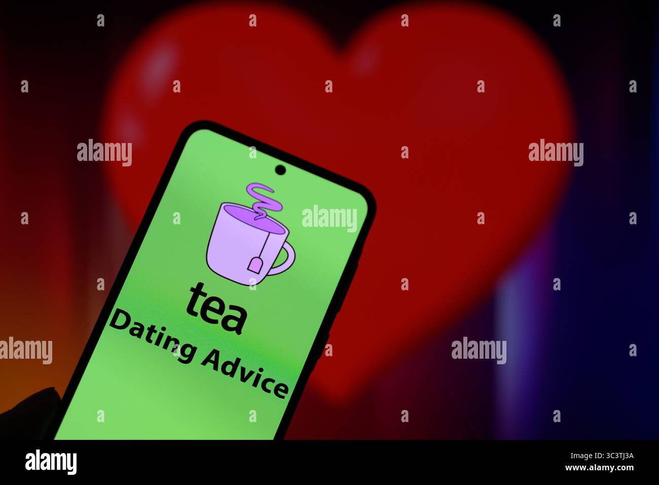 Bruxelles, Belgio. 27 luglio 2025. Il logo Tea Dating Advice è esposto su un telefono cellulare, visto in questa foto. Scattato a Bruxelles, in Belgio, il 27 luglio 2025. (Jonathan RAA/Sipa USA) *** esclusivamente per notizie editoriali *** credito: SIPA USA/Alamy Live News Foto Stock