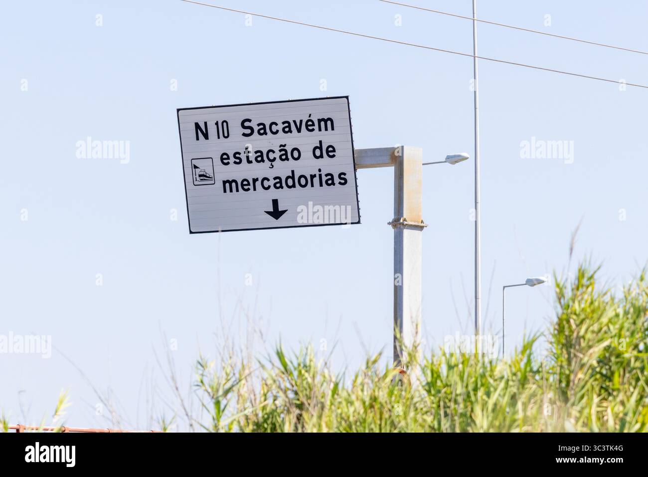 Cartello stradale che indica la direzione della stazione merci sacavem nell'area metropolitana di lisbona, portogallo Foto Stock