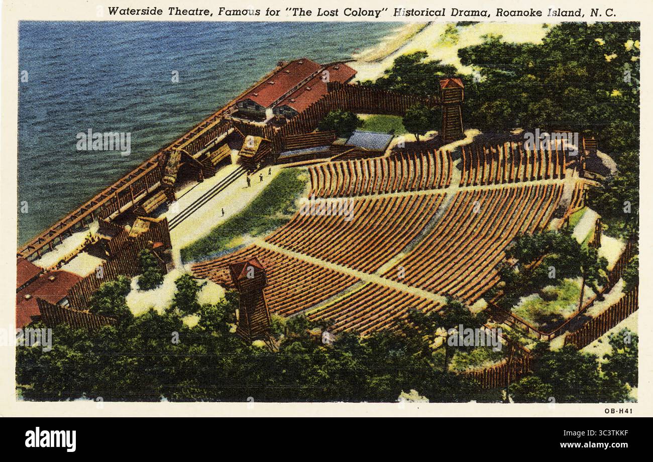 Questa cartolina d'epoca mostra il Waterside Theatre, famoso per il dramma storico di "The Lost Colony", a Roanoke Island in North Carolina. La didascalia sul retro della cartolina recita: "Waterside Theatre si trova su Roanoke Island, dove il vecchio Fort Raleigh è stato restaurato. È il luogo in cui i primi coloni inglesi sbarcarono nel 1587, ed è anche il luogo di nascita di Virginia dare, il primo figlio bianco di genitori inglesi, nato nel nuovo mondo. Il destino di questi coloni è rimasto un mistero fino ad oggi”. Foto Stock