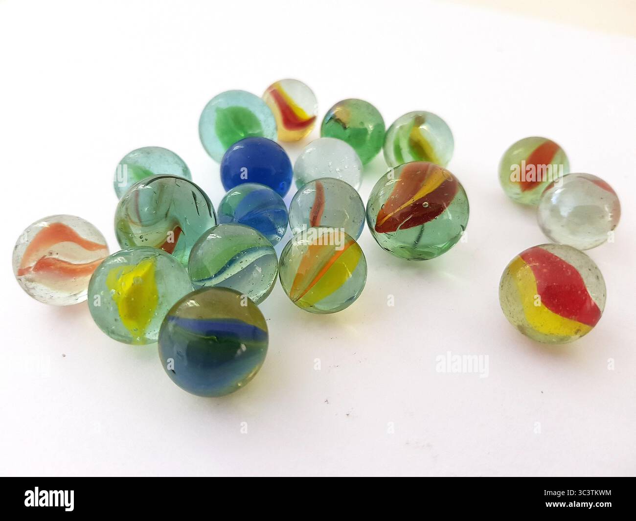 Marmi di vetro vintage su sfondo bianco. Foto Stock