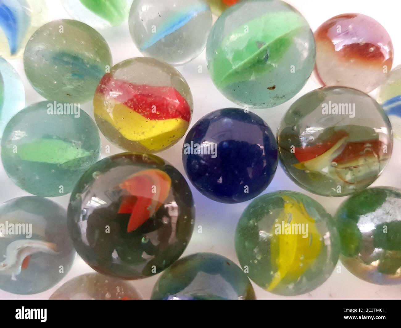 Marmi di vetro vintage su sfondo bianco. Foto Stock